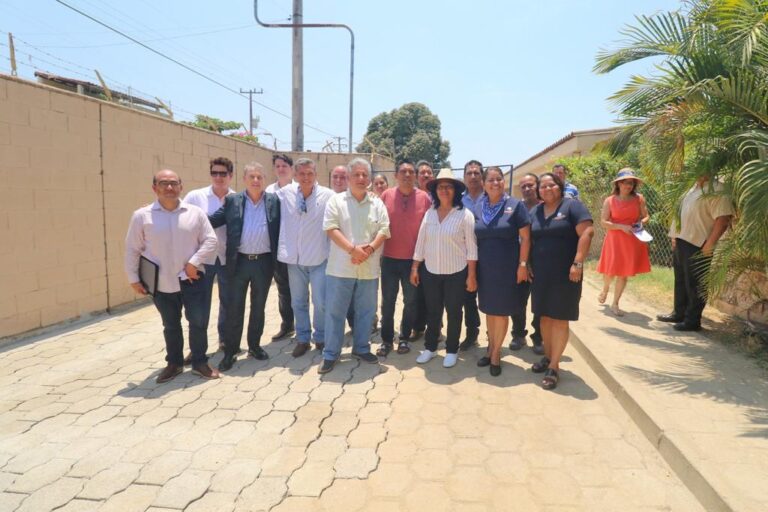 Constata Abelina López reparación de colector en La Venta