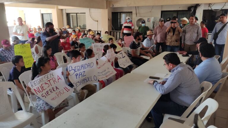 Atiende secretario general de gobierno a desplazados en Tecpan