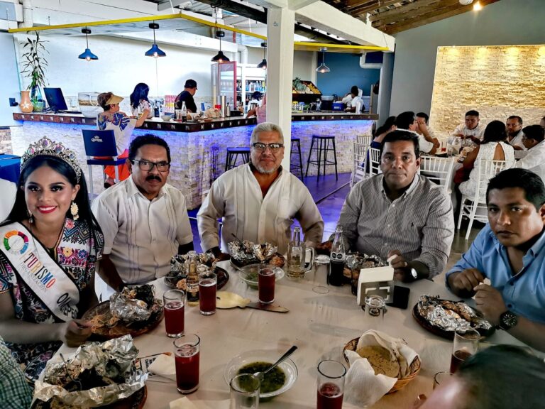 El Secretario de Sagadegro, Alejandro Zepeda, y el presidente municipal, Efrén Adame Montalván inauguran la 49 edición de expo feria Ometepec 2023