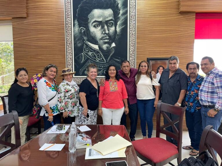 Daniel Guerrero Cortez líder fundador del mercado de artesanías la Dalia sostuvo una reunión con la presidenta municipal la Mtra. Abelina López Rodriguez en sus oficinas del ayuntamiento de Acapulco