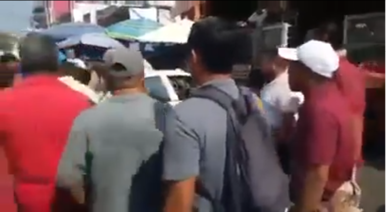Agreden a jitomatazos a Raul Ceballos director de Vía Pública de Acapulco, durante operativo de reacomodo en el Mercado Central