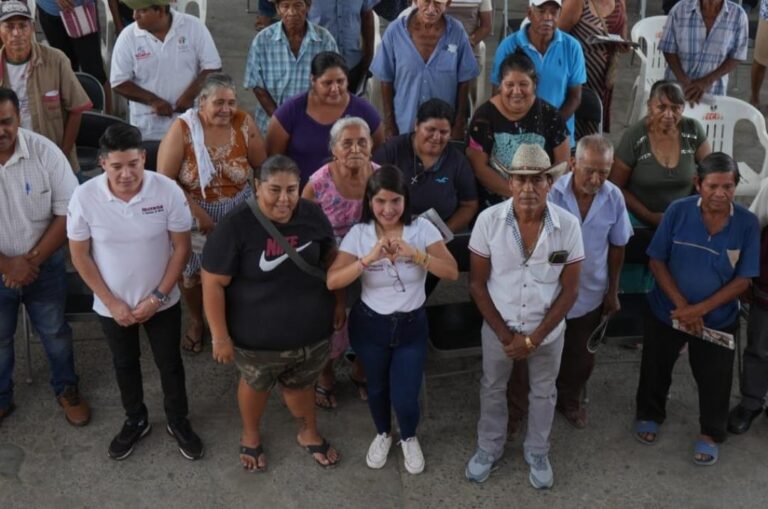 Visita la Diputada Yoloczin Domínguez Serna la comunidad de Dos Arroyos