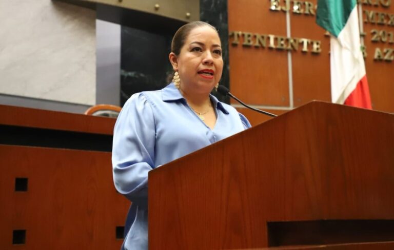 LLAMA CONGRESO A GOBIERNOS ESTATAL Y MUNICIPALES PARA DOTAR DE ÚTILES Y UNIFORMES GRATUITOS A ESTUDIANTES DEL NIVEL BÁSICO