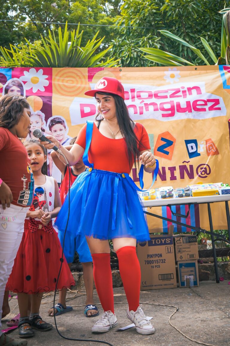 Canto, baile y juegos en la Caravana de la Felicidad de Yoloczin Domínguez con niñas y niños