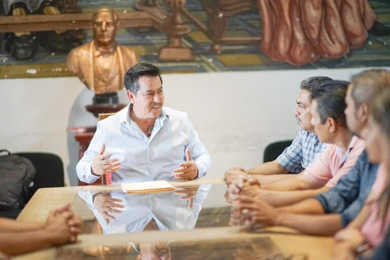 El Presidente Municipal de Taxco Mario Figueroa Mundo entrega reconocimientos a artesanos y artesanas ganadores del Primer Concurso Estatal de Artesanías en Guerrero