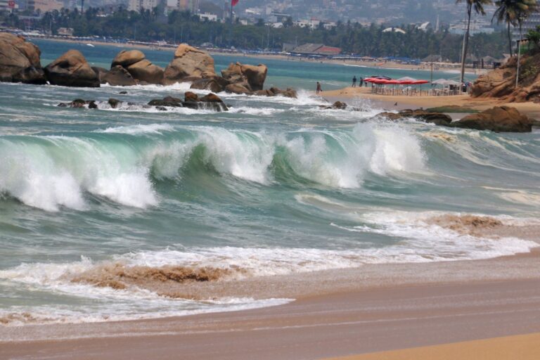 Continúa Mar de Fondo afectando playas de Acapulco