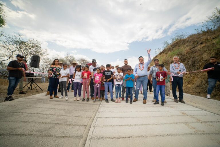 MARIO FIGUEROA MUNDO HONRA LA PALABRA EMPEÑADA Y REALIZA IMPORTANTE INVERSIÓN EN INFRAESTRUCTURA PÚBLICA EN LA LOCALIDAD DE TEXCALTITLA