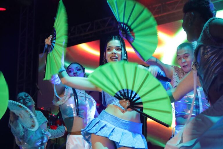 Exitoso concierto de Kenia Os en el Zócalo de Acapulco