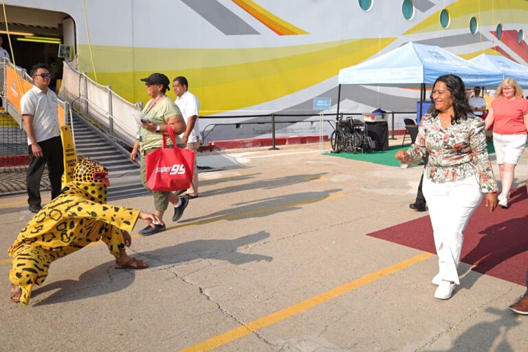 Recibe Abelina a turistas extranjeros del crucero Ms Norwegian Sun