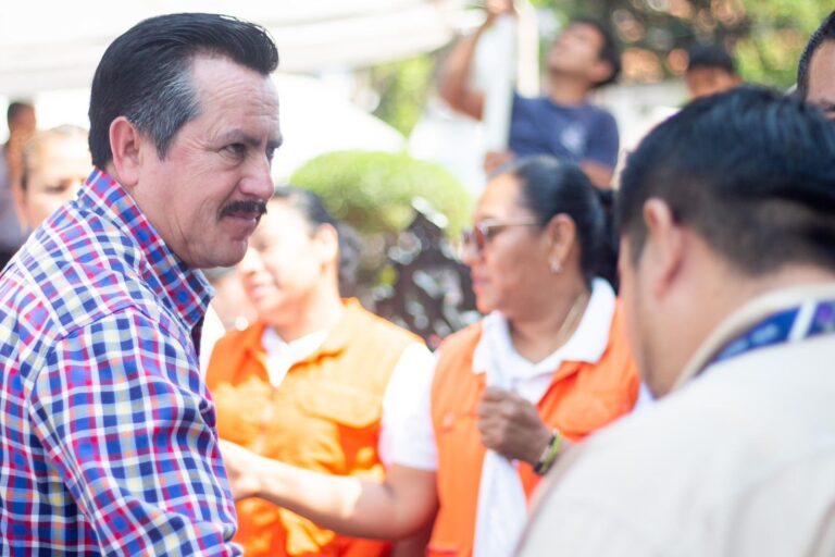 El presidente municipal Mario Figueroa Mundo y personal de la Jurisdicción Sanitaria 02 Norte realizan trabajo en conjunto.