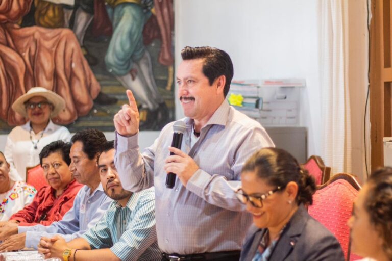 El Presidente Municipal de Taxco Mario Figueroa Mundo y la titular de SEFODECO Mtra. Teodora Ramírez Vega dan a conocer la convocatoria del Concurso local de Joyería de la Edición 89 del Día del Platero.