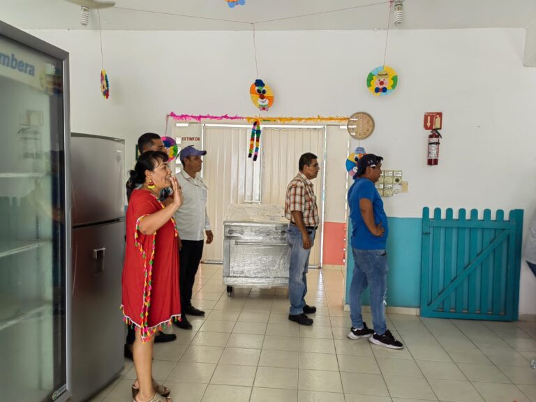 Entrega Abelina López,  equipamiento al CADI Libertad