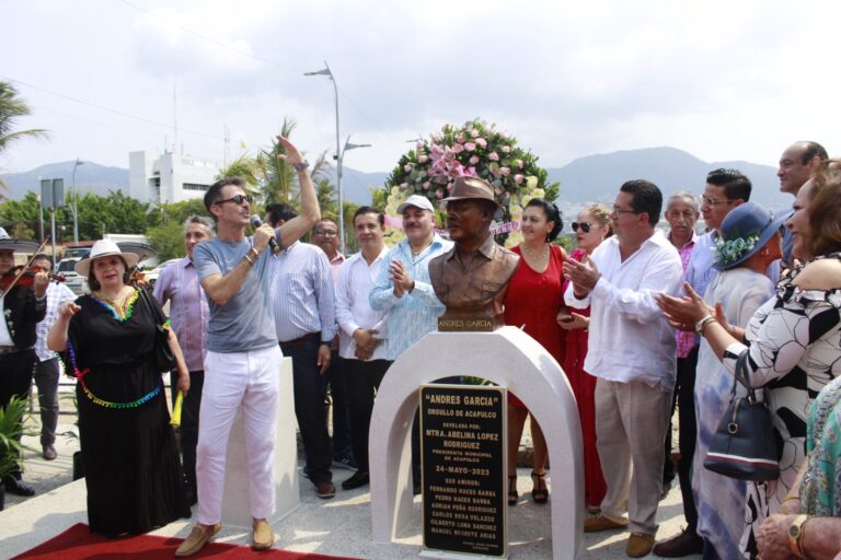 Develan busto de Andrés García en la plaza de la Heroica Escuela Naval