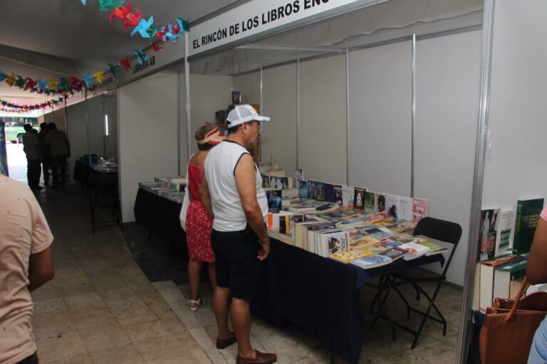 Entrega Abelina López, reconocimiento a la actriz, Leticia Perdigón por su participación en la feria