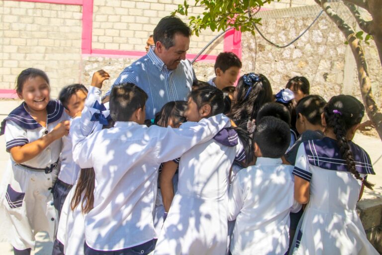 EL PRESIDENTE TAXQUEÑO MARIO FIGUEROA MUNDO ENTREGÓ CONSTRUCCIÓN DE MURO DE CONTENCIÓN EN LA ESCUELA PRIMARIA IGNACIO MANUEL ALTAMIRANO EN LA LOCALIDAD DE ATZALA DE LA ASUNCIÓN
