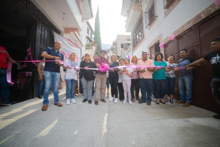 MARIO FIGUEROA MUNDO PRESIDENTE DE TAXCO, ENTREGÓ LA CONSTRUCCIÓN DE PAVIMENTACIÓN CON CONCRETO HIDRÁULICO DE CALLE DEL MAESTRO EN EL BARRIO DE AGUA BLANCA