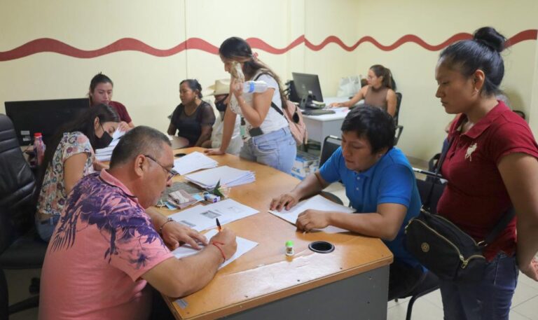 Atienden funcionarios a locatarios afectados por incendio en el Mercado Central