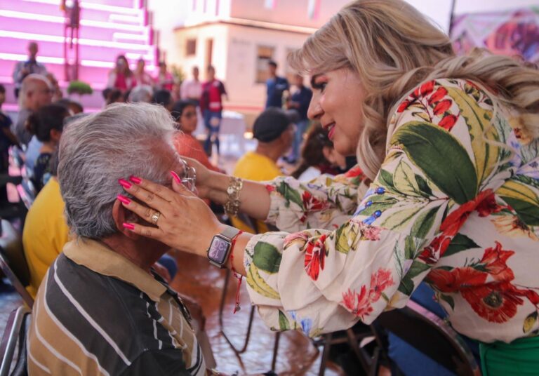 ESTELA VILLA DE FIGUEROA, PRESIDENTA DEL DIF TAXCO ENTREGA 275 LENTES Y CON ELLO SUMA A LA ATENCION DE LA SALUD VISUAL DE LOS TAXQUEÑOS