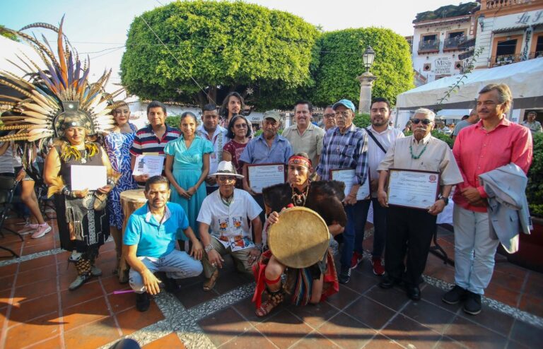 EL PRESIDENTE MUNICIPAL MARIO FIGUEROA MUNDO ENTREGÓ PREMIOS A LOS GANADORES DEL 8vo. CONCURSO Y EXPOSICIÓN DE LAPIDARIA REALIZADO EN TAXCO DE ALARCÓN