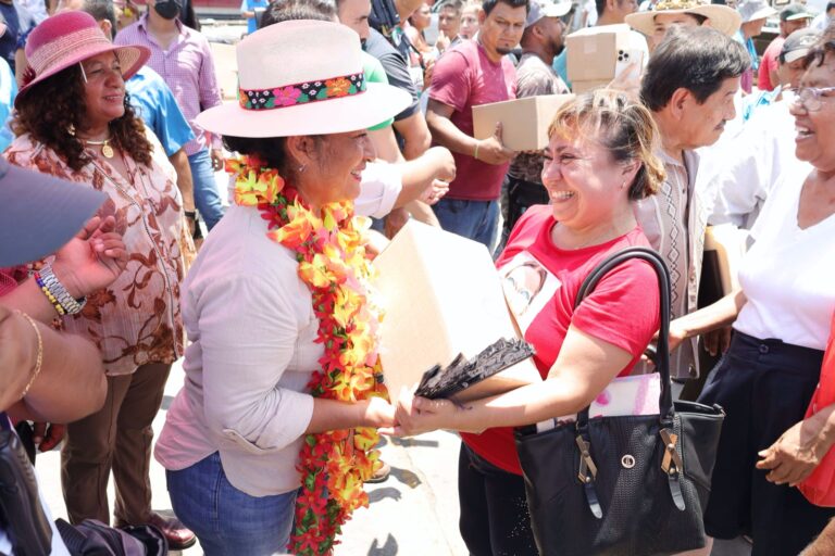Entrega Abelina López apoyo alimentario a comerciantes afectados por incendio en el mercado Central