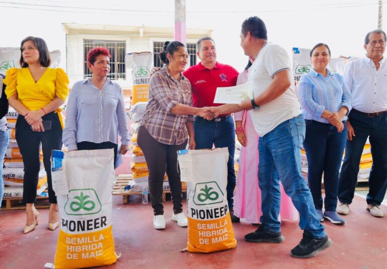 Entrega Abelina López semilla mejorada a productores y campesinos