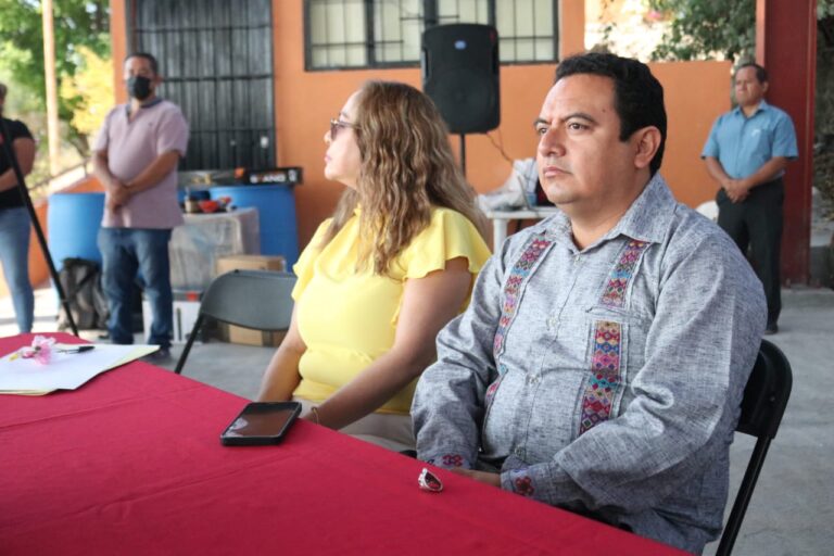 Comité Escolar de madres y padres de familia presenta a Iván Hernández Díaz, resultados de la aplicación del recurso del programa «La Escuela es Nuestra» en Secundaria de Chilpancingo
