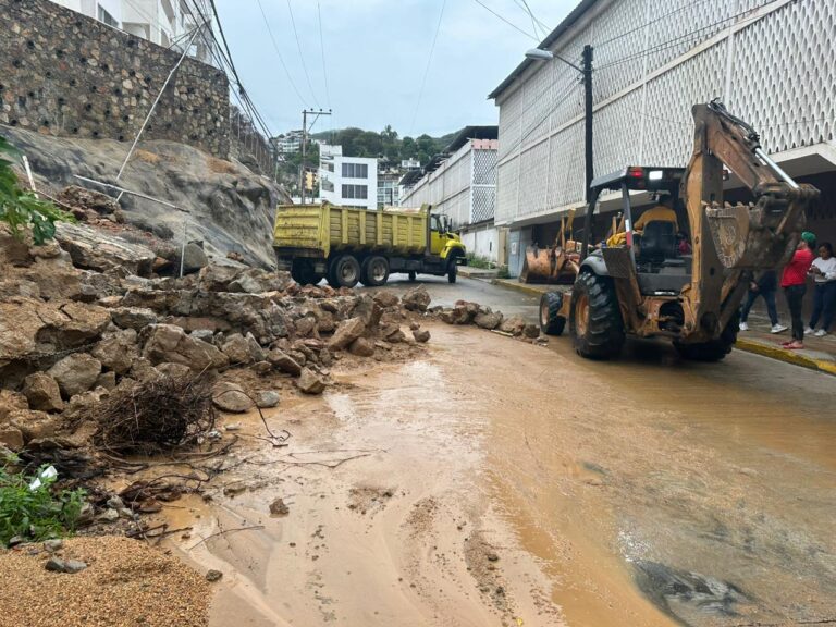 Atiende Abelina López Rodríguez afectaciones por lluvia en la ciudad