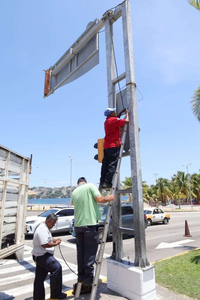 Repara gobierno de Abelina López Rodríguez semáforos dañados por lluvias