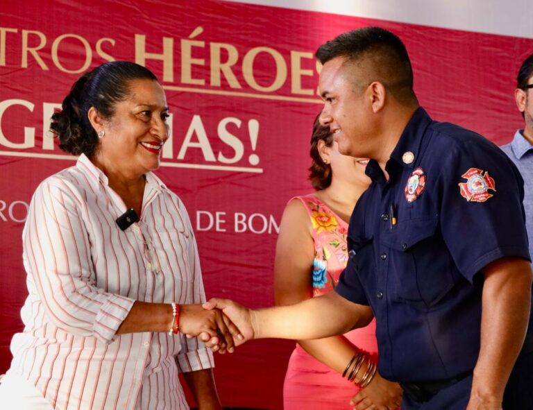 Reconoce Abelina López Rodríguez a Bomberos y PC por atender incendio del mercado central