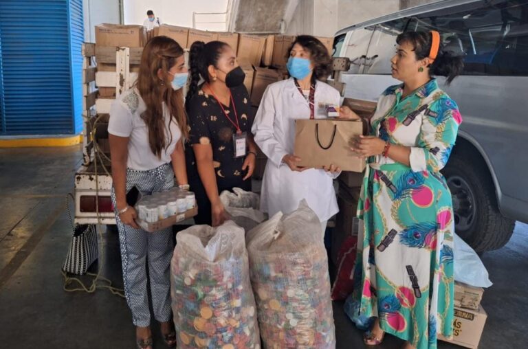 Entrega Abelina López Rodríguez insumos al Instituto Estatal de Cancerología