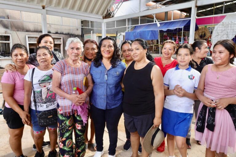 Visita Abelina López Rodríguez a comerciantes afectados por incendio del Mercado Central