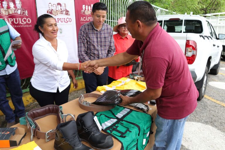 Fortalece Abelina López Rodríguez con equipamiento a áreas operativas de la administración