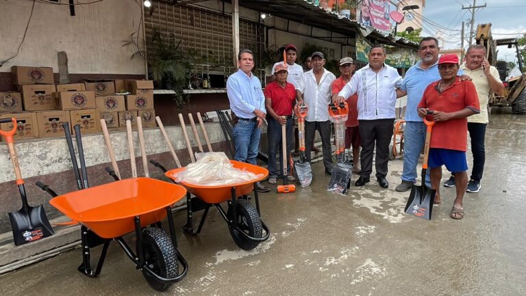 Entrega gobierno de Abelina López Rodríguez equipamiento a trabajadores de la CAPAMA