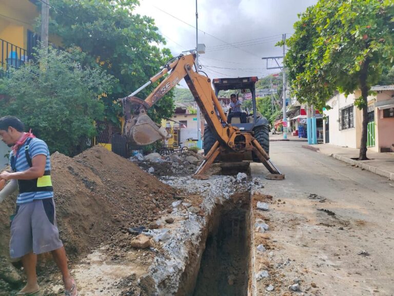 Atiende gobierno de Abelina López Rodríguez fugas y desazolves en la ciudad