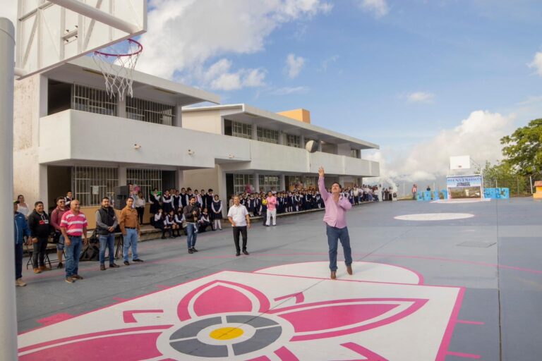 MARIO FIGUEROA MUNDO INAUGURA LA REHABILITACIÓN DE LA CANCHA DE USOS MÚLTIPLES DE LA ESCUELA PRIMARIA URBANA FEDERAL JOSÉ DE LA BORDA EN TEHUILOTEPEC