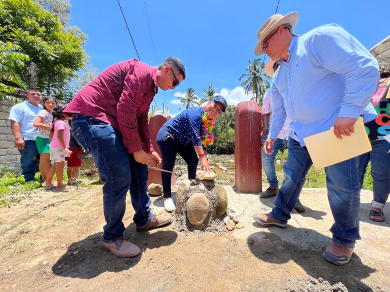 Coloca Abelina López Rodríguez la primera piedra del puente vehicular en Xaltianguis