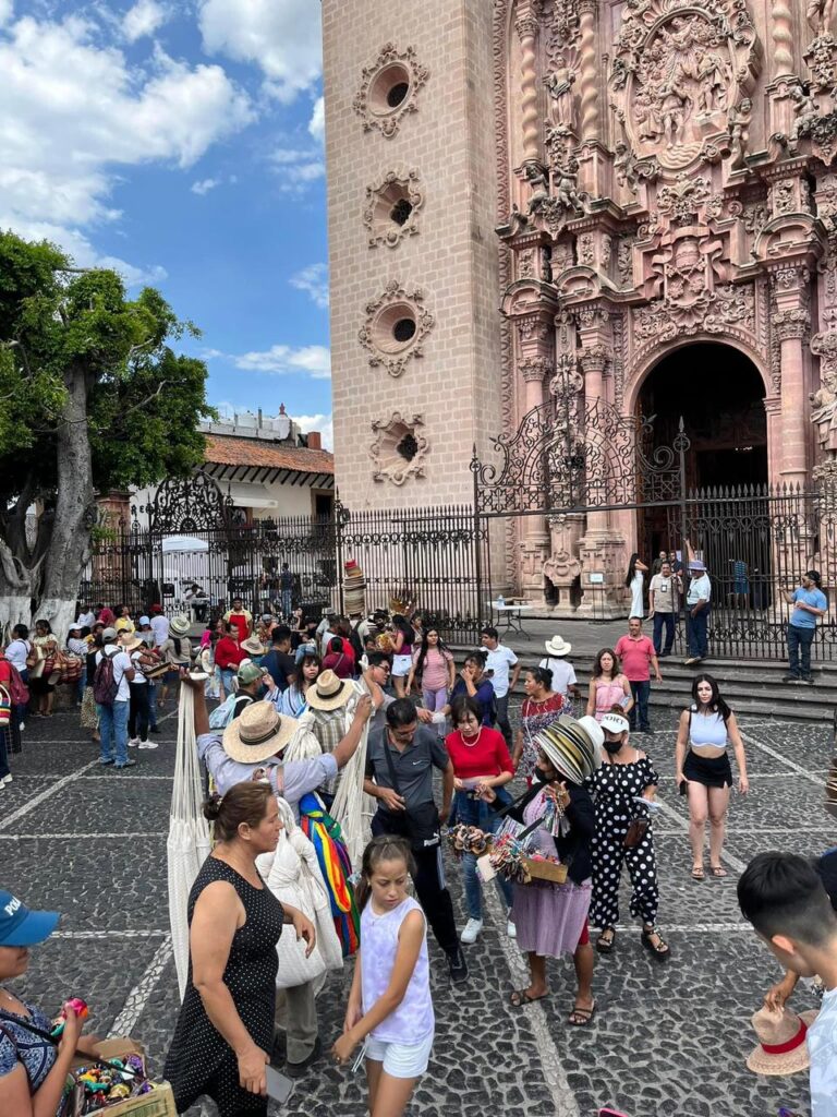 TAXCO RECIBE A MILES DE TURISTAS PREVIO AL INICIO DEL PERIODO VACACIONAL DE VERANO