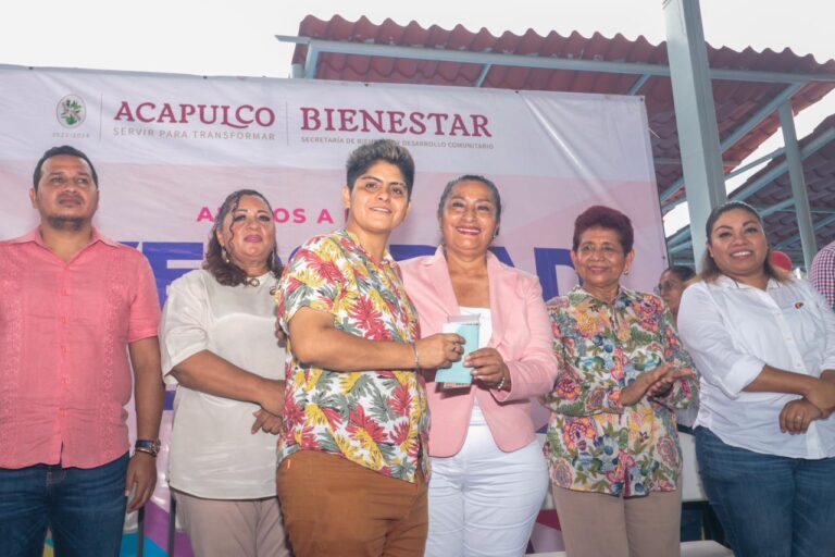 Abelina López Rodriguez hace entrega de apoyos económicos a la comunidad de la diversidad sexual