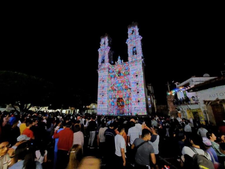 Calles de Taxco lucen abarrotadas de visitantes que disfrutan de sus atractivos turísticos