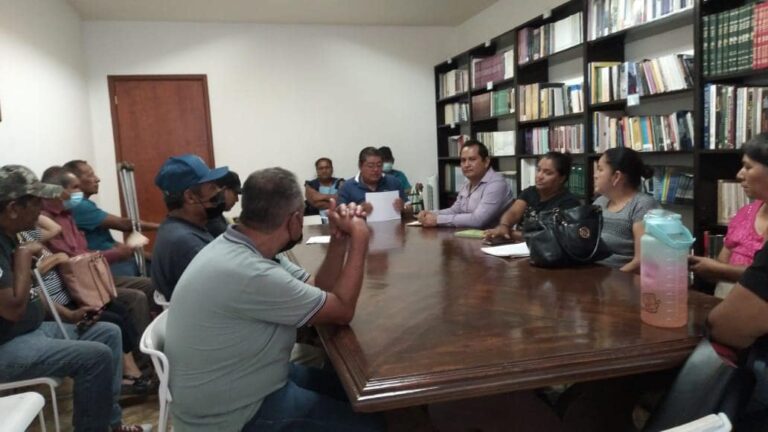 En atención a las y los integrantes de la «Asociación de sordomudos y discapacitados por una vida digna»; el titular de la Unidad de Atención a grupos con Discapacidad, Miguel Ángel Camacho Campos, de la Comisión de los Derechos Humanos del Estado de Guerreo, acudió a la reunión con personal de la Secretaría General de Gobierno