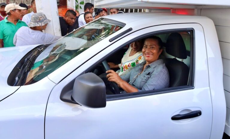 Entrega Abelina López Rodríguez una unidad automotriz y equipamiento a la Dirección de Saneamiento Básico