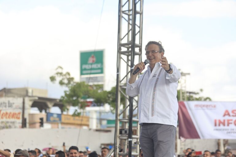 Se desborda el pueblo acapulqueño para recibir a Marcelo Ebrard en la Asamblea Informativa