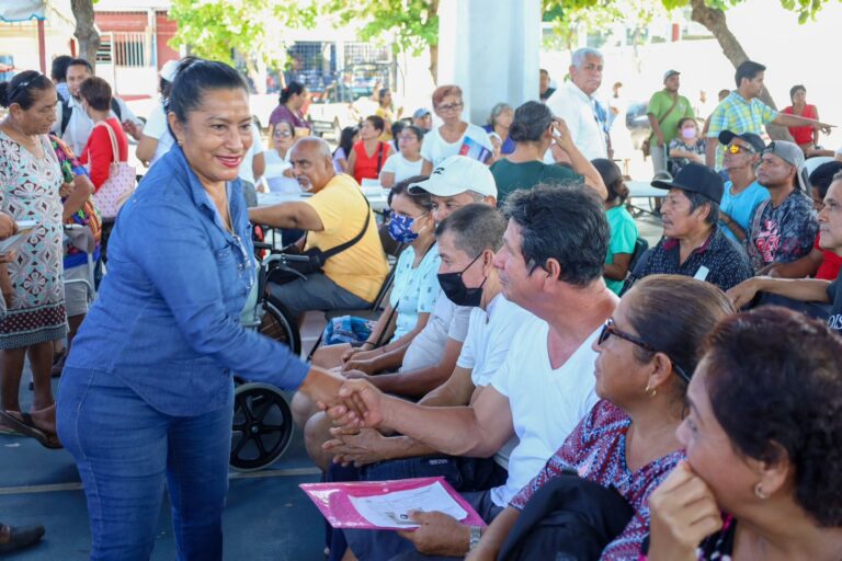 Entrega Abelina mil 100 apoyos del programa PROAPDIS