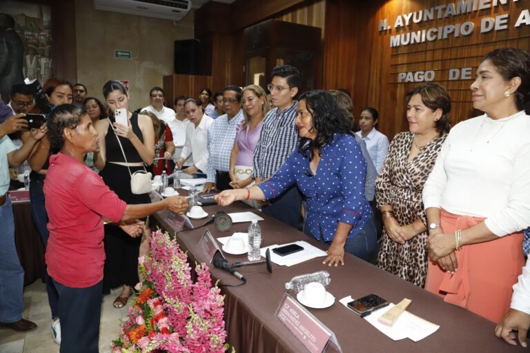 Entrega Abelina López Rodríguez pago de marcha y jubilación a trabajadores del Ayuntamiento