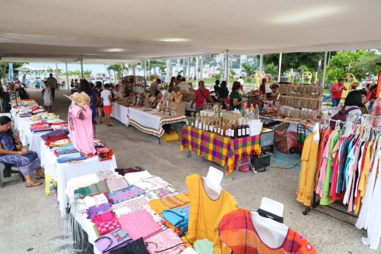 Extiende Gobierno de Abelina López Rodríguez Exposición Artesanal