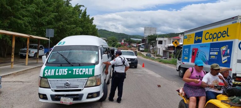 Implementan operativo en Tecpan para quitar polarizado de autos