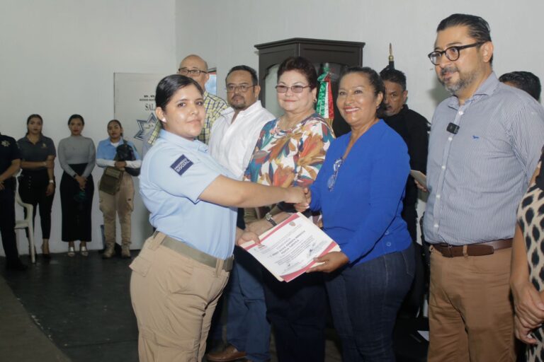 Entrega Abelina López Rodríguez reconocimientos a elementos de la SSP
