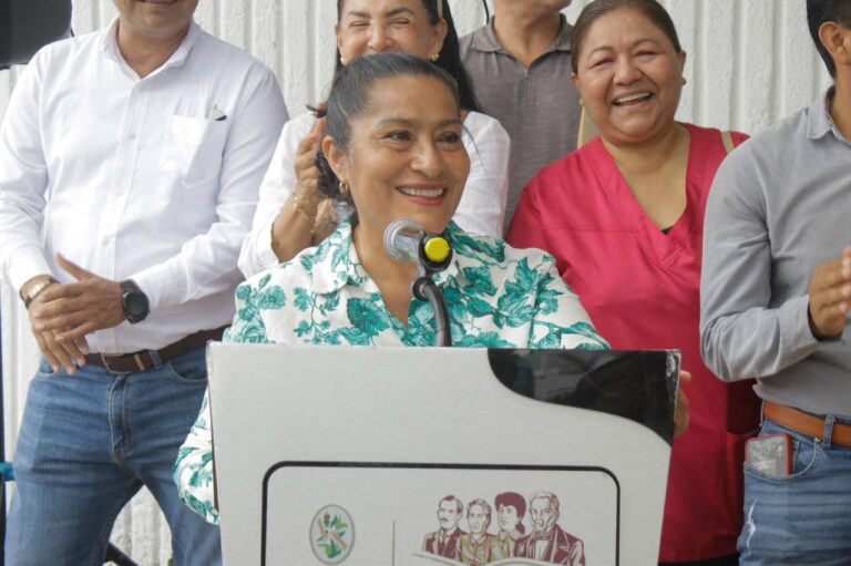 Inaugura y supervisa Abelina López Rodríguez obras de pavimentación en diferentes colonias de Acapulco