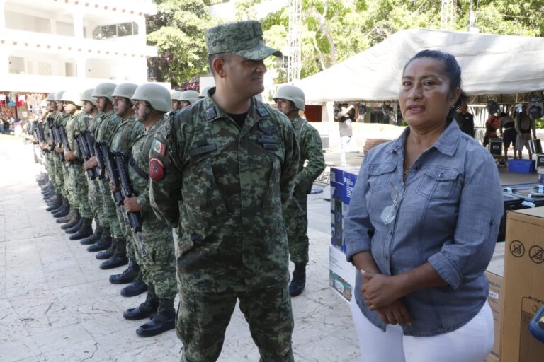 Asiste Abelina López Rodríguez a la ceremonia de canje de armas