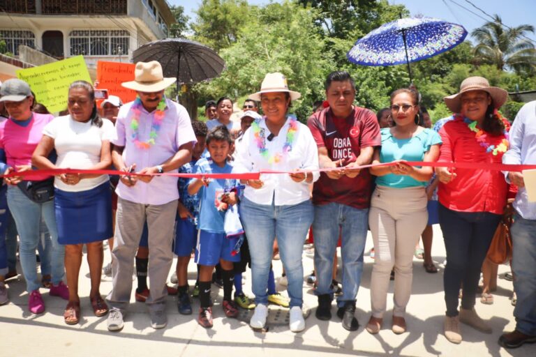 Inaugura la presidenta municipal Abelina López Rodríguez obras en la zona conurbana